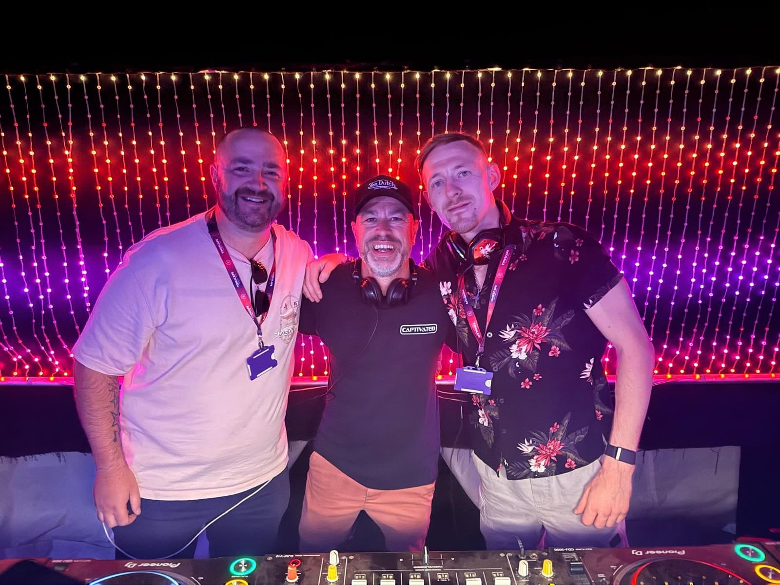 JAENOX backstage with the crew